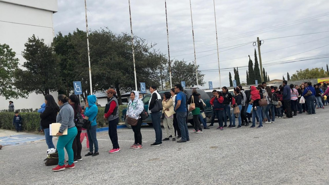 Largas filas de espera para trámites de becas