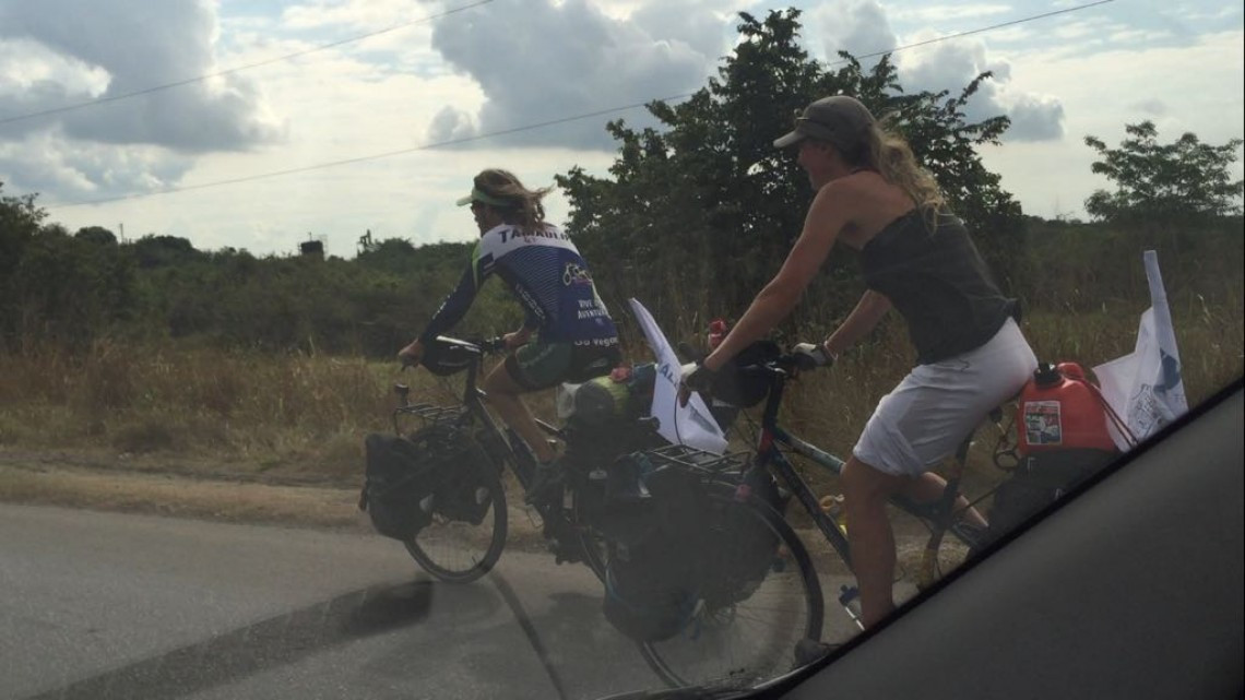 Canadienses recorren el continente americano en bicicleta