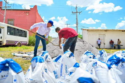 Entrega Alcalde Carlos Peña costales de arena a familias ante pronósticos de lluvia