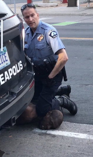 George Floyd: estadounidense víctima de ataque por un policía 