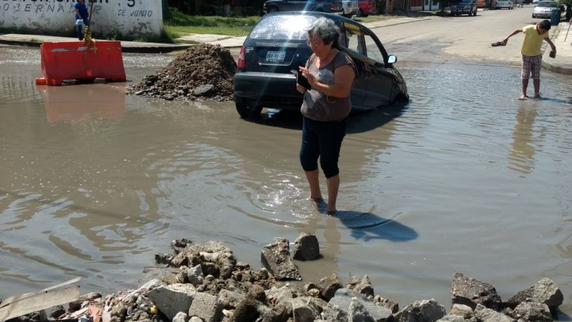 Caen dos vehículos en socavón en Ciudad Madero