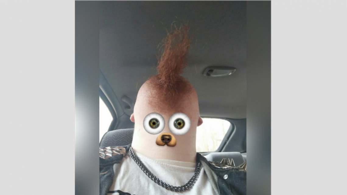 Perturbadoras imágenes de hombres barbudos mirando hacia arriba