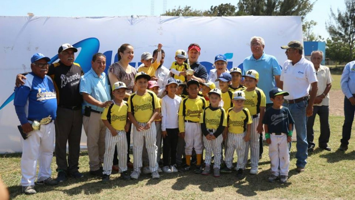 Asiste alcaldesa a Torneo de Béisbol Infantil