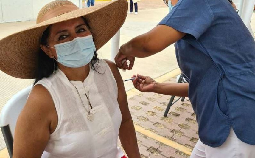 Regidora por Morena en Acapulco presume haber sido vacunada contra el COVID-19
