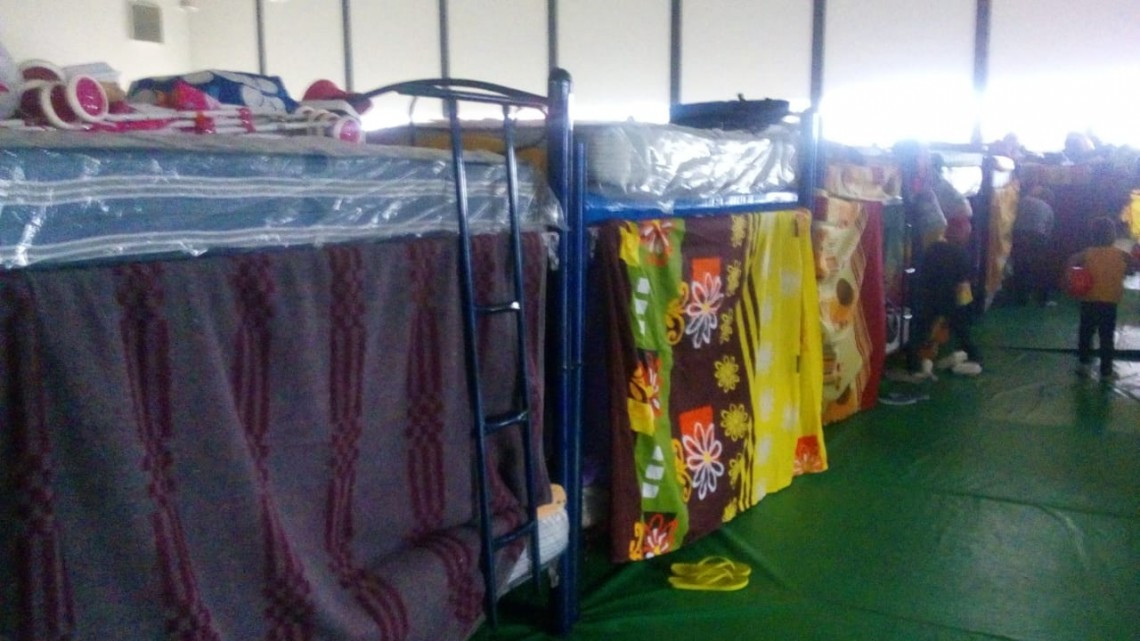 Daño irreversible a la duela del gimnasio “Alberca Chávez” por alojamiento de migrantes