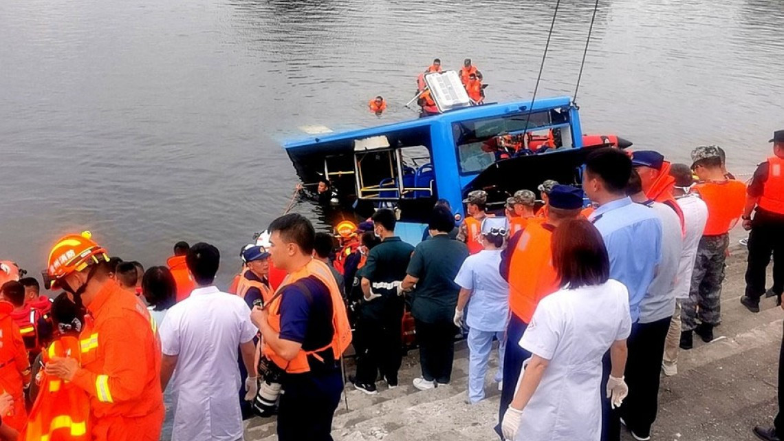 Al menos 21 muertos y 15 heridos al caer un autobús con estudiantes a un embalse en China