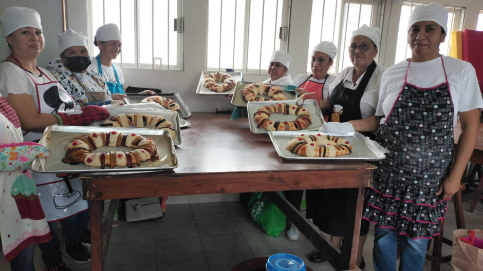 Aprenden a elaborar roscas de reyes en talleres CEDIF