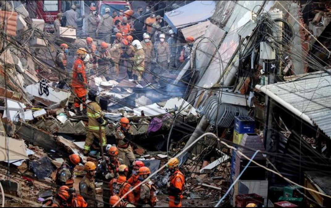 Fallecen dos personas tras derrumbe de edificio en Río de Janeiro