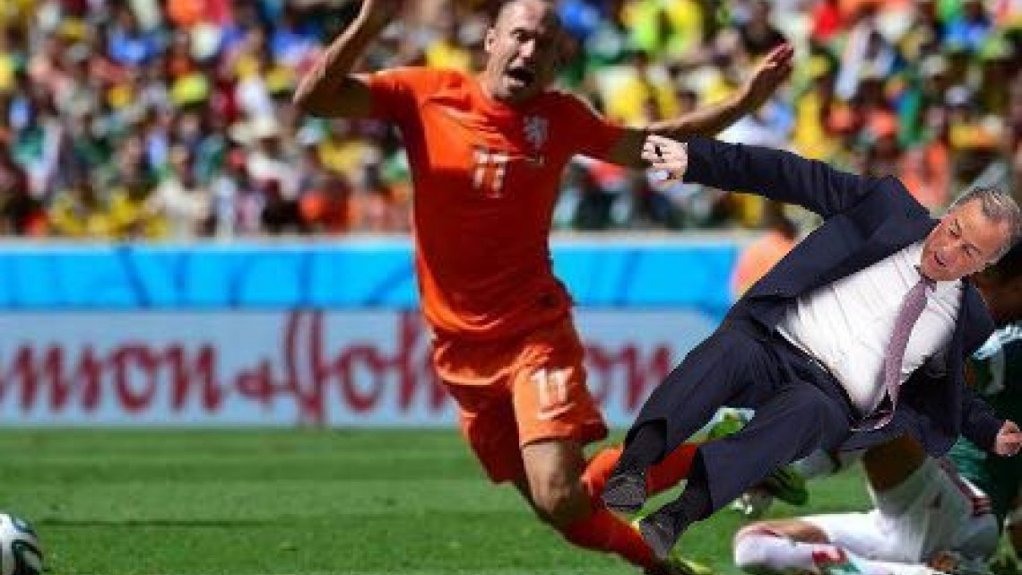 Meade cae por poco y en redes lo viralizan