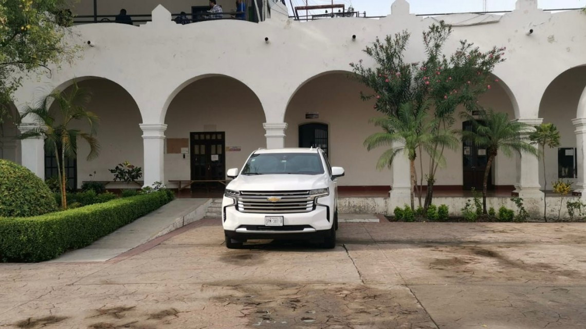 Regresa Lalo Gattás a presidencia; evita ser abordado