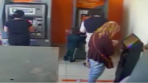 Niño roba dinero de cajero en cuestión de segundos