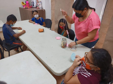 Motivan su sensibilidad creando fantásticas figuras de papel