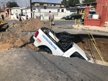 Obra mal ejecutada de la anterior administración provoca socavón 