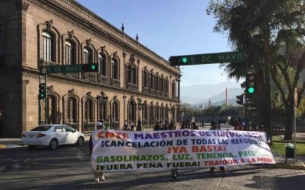 Docentes protestan por reformas en Nuevo León