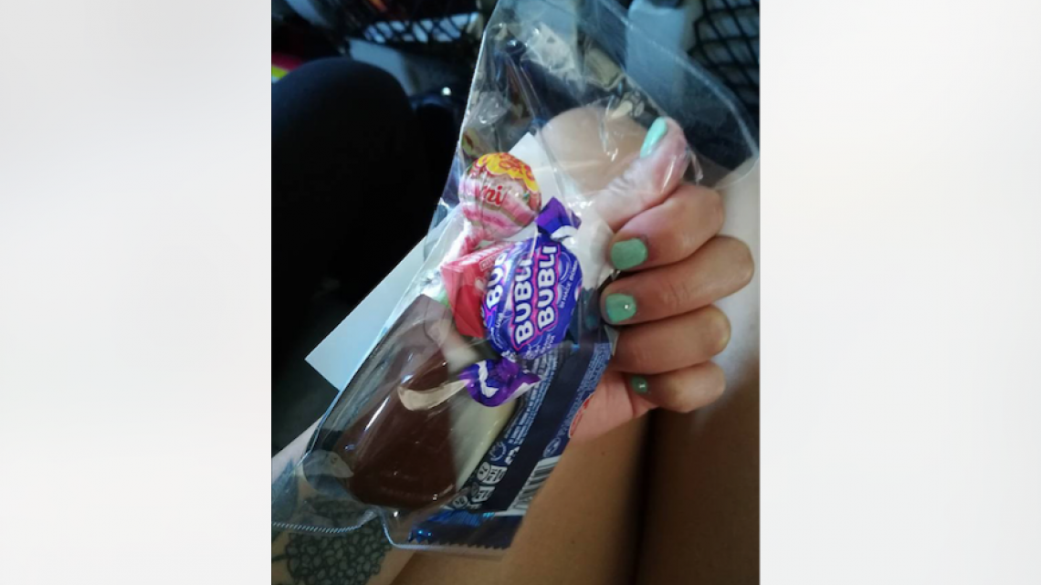 Regalan dulces y tapones de oído por primer viaje en avión de su bebé