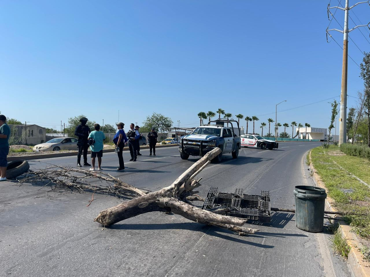 Vecinos de Lomas del Villar bloquean libramiento oriente por falta de luz