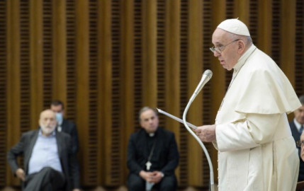 El papa está "constantemente vigilado" a nivel médico