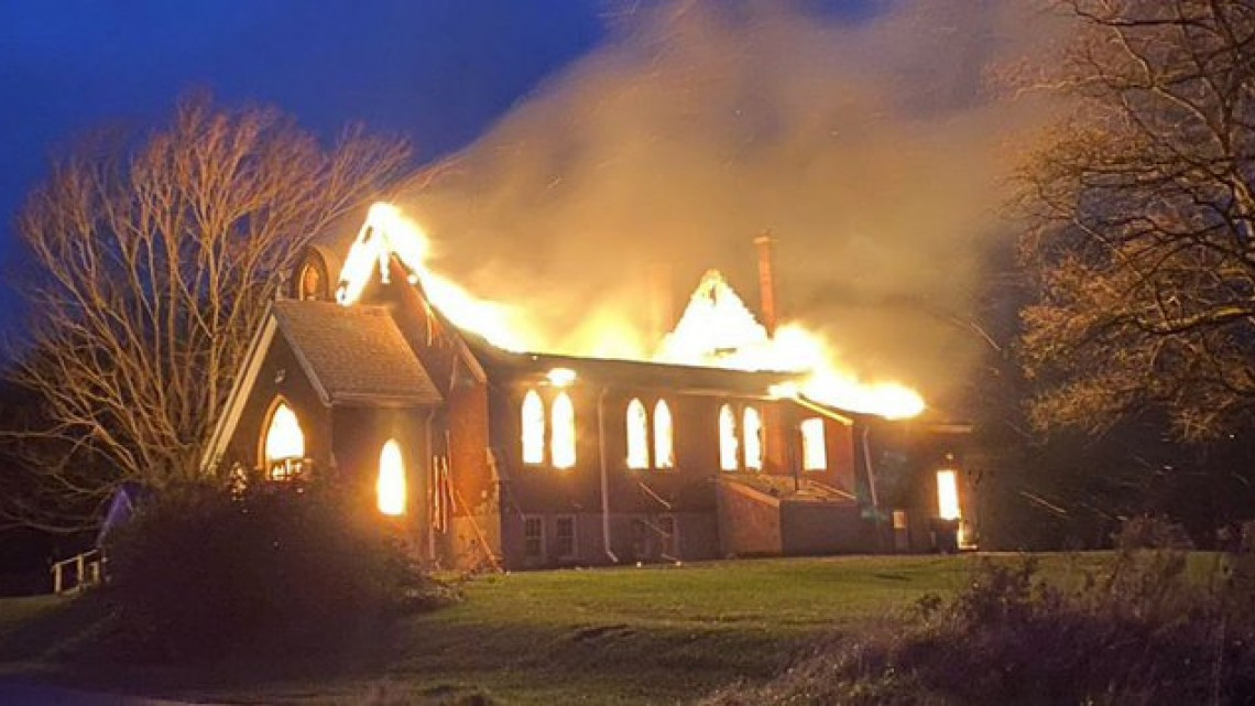 Queman Iglesias en Canadá tras el hallazgo de tumbas de niños indígenas