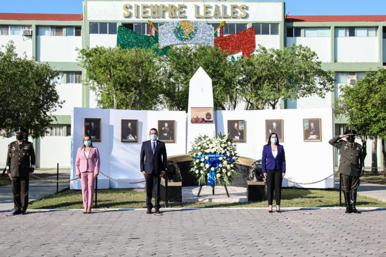 Rinden honores a los Niños Héroes en la explanada del cuartel militar