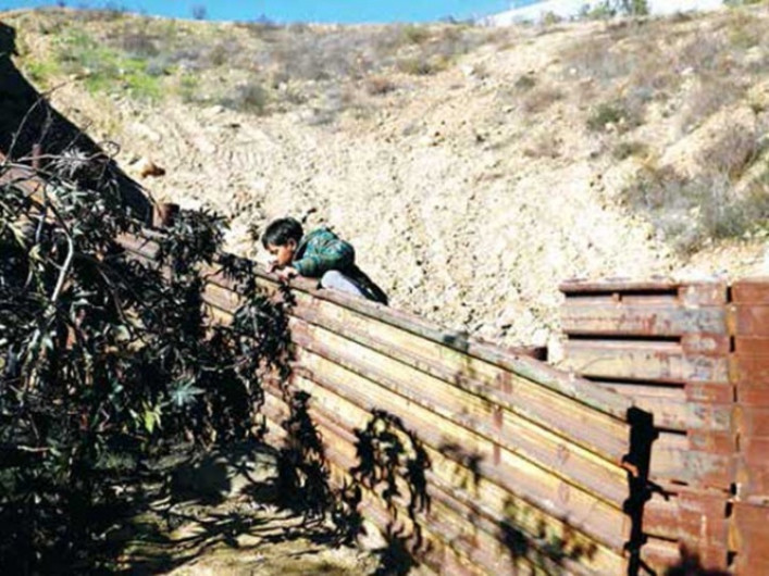 Investigan ayuda de reporteros para cruces en frontera