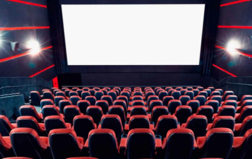 Muere en cine tras quedarse atrapada su cabeza en asientos