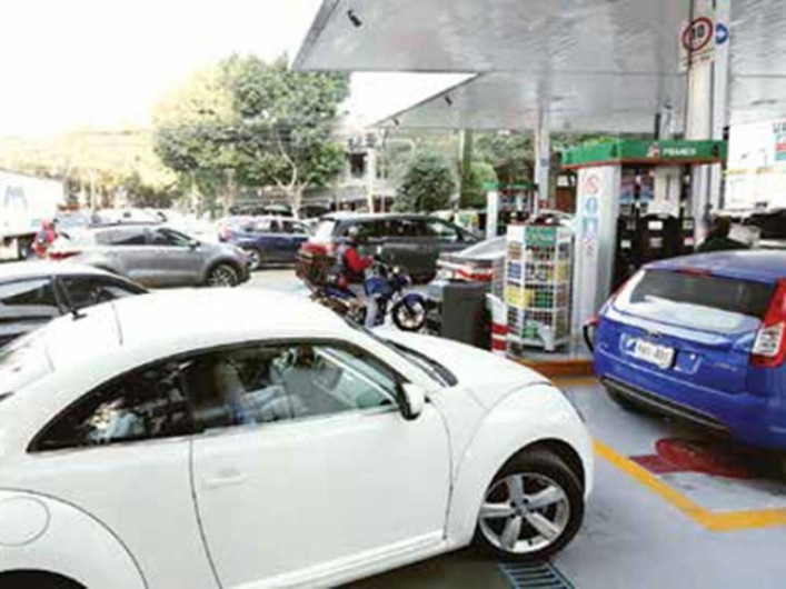 Por desabasto venden litro de gasolina hasta en 42.5 pesos