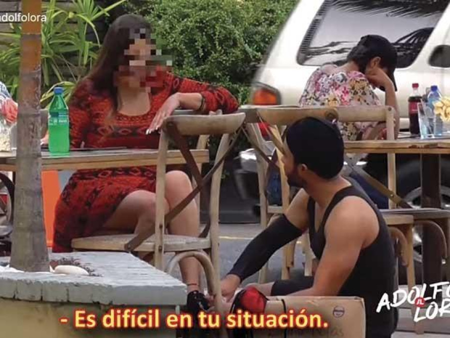 Mujer recibe lección de lustrabotas