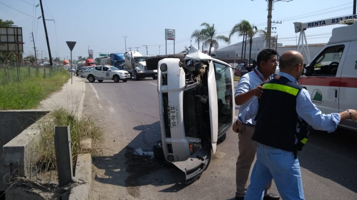 Se registra otra volcadura en la avenida de la industria