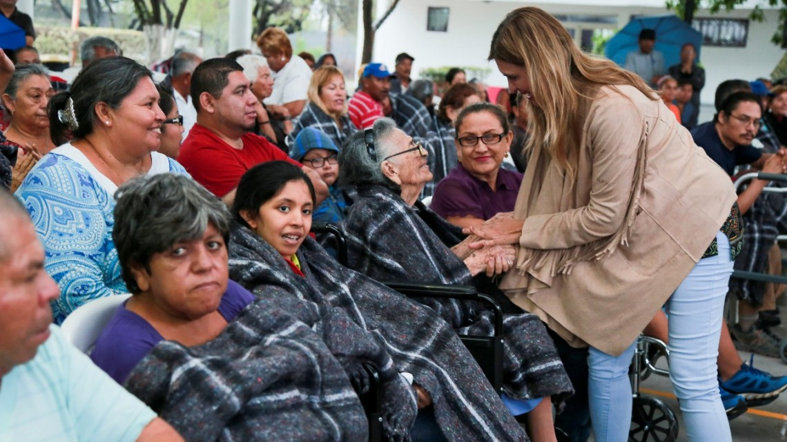 Realiza DIF segunda entrega de silla de ruedas