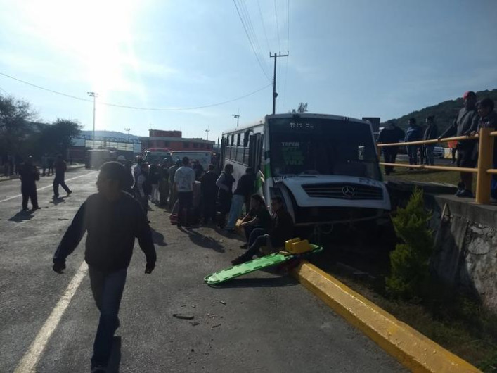 Accidente de autobús en Hidalgo deja 24 lesionadas