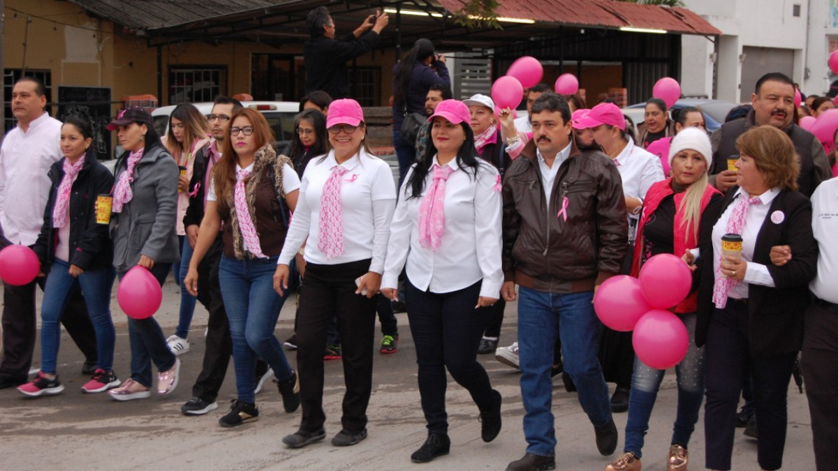 Con caminata conmemoran autoridades municipales lucha contra el cáncer de mama