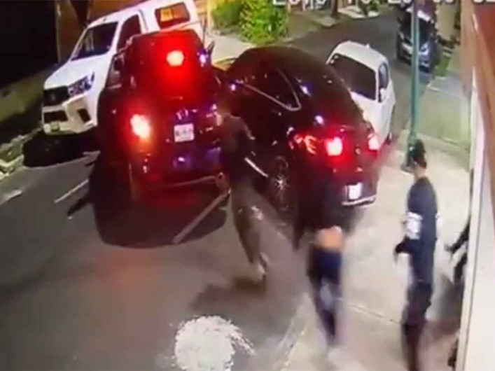 Frustra asalto y atropella a ladrones en CDMX