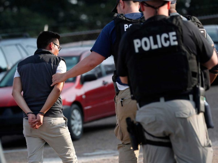 107 mexicanos detenidos en megaredada en Misisipi