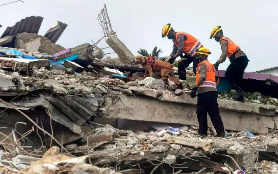 Rescatan a 10 personas, tras sismo en Indonesia