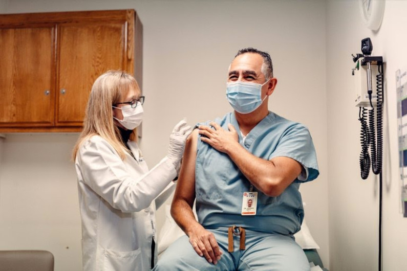 Andrés Smith, primer mexicano en ser vacunado contra el COVID-19