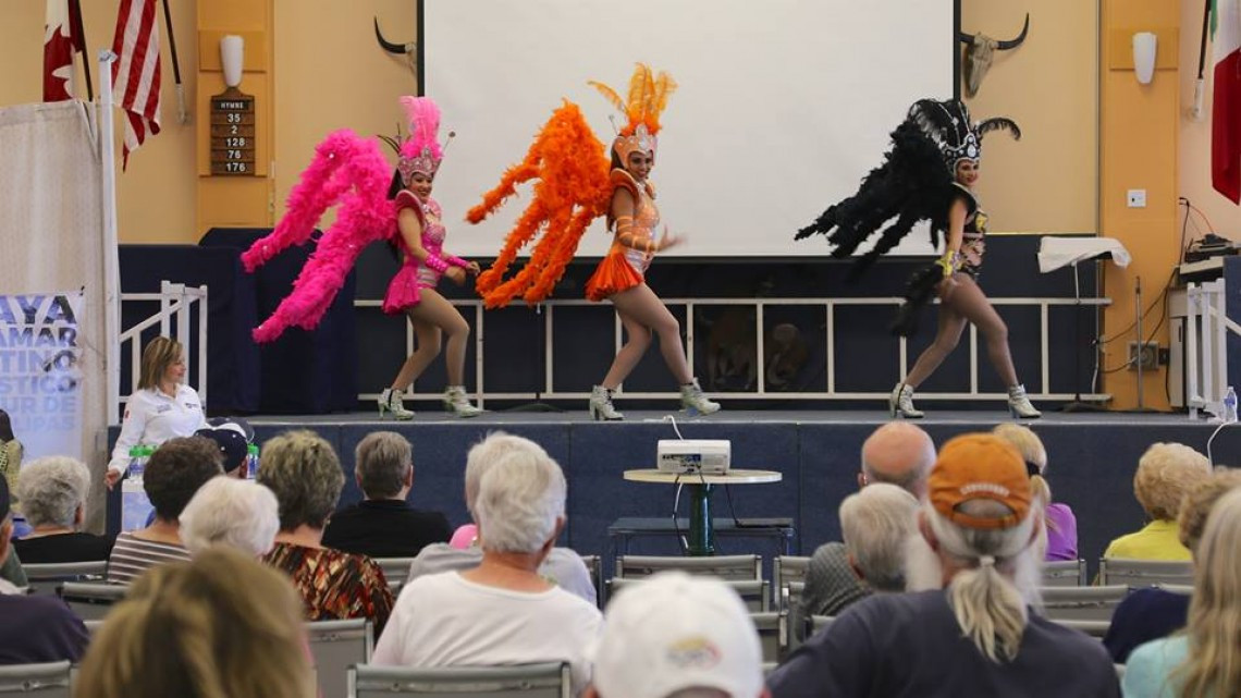 “Winter Texans” reciben con alegría la fiesta del “Carnaval Playa Miramar”