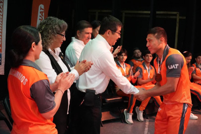 Reconoce la UAT a estudiantes destacados  