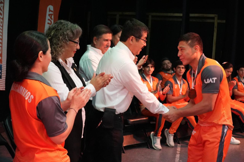 Reconoce la UAT a estudiantes destacados  