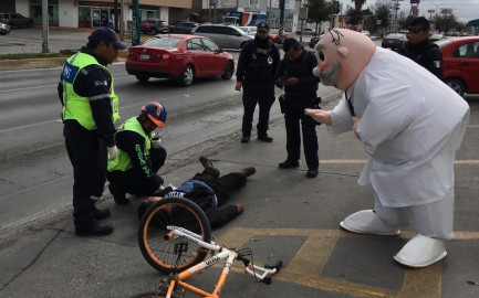 Llega Doctor Simi al rescate de ciclista atropellado
