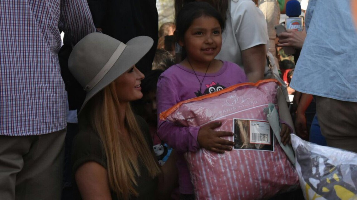 Paris Hilton visita damnificados en Xochimilco