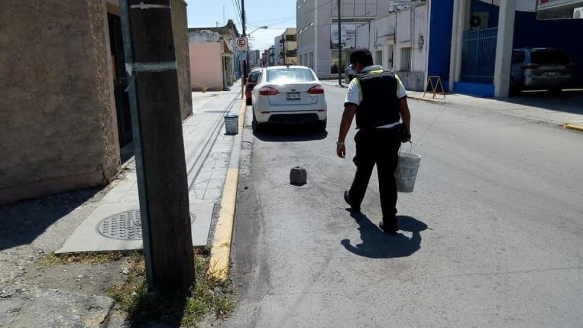 Retira tránsito objetos para separar estacionamientos