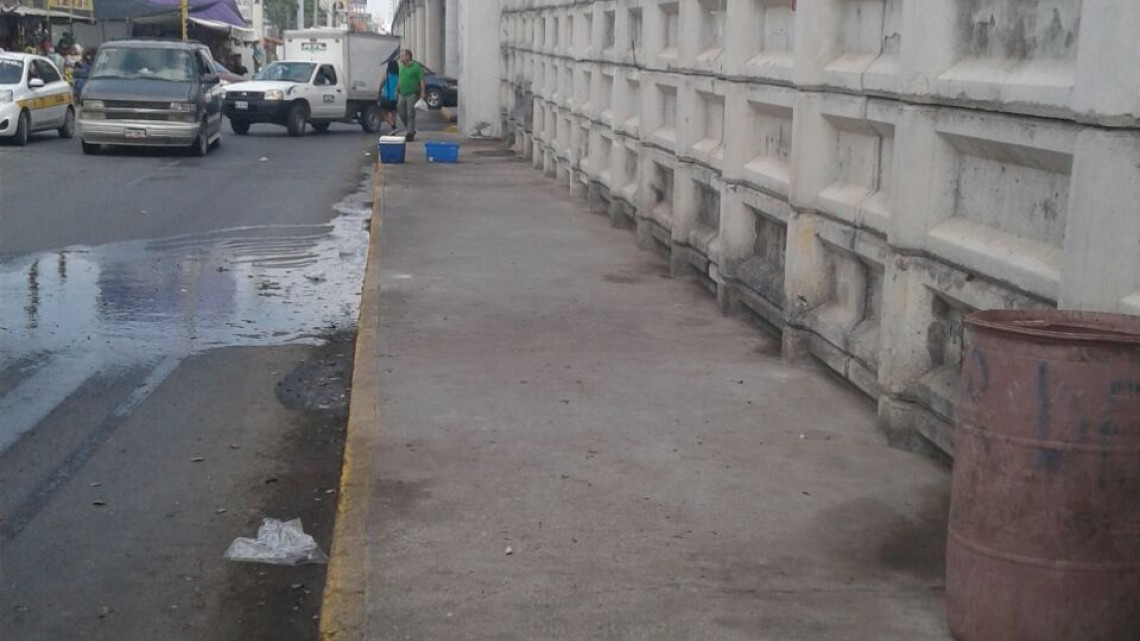 Dejan limpia periferia del panteón tras día de muertos