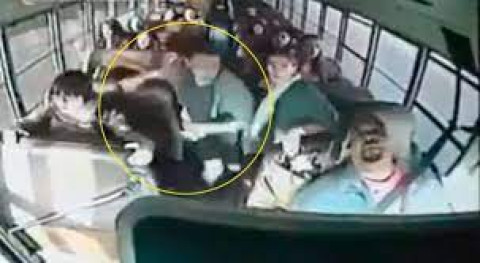 Chofer de autobús escolar se desmaya y niño salva a todos