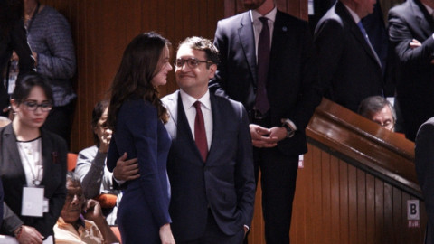 Hijo de AMLO llegó a toma de posesión con ex miss Venezuela