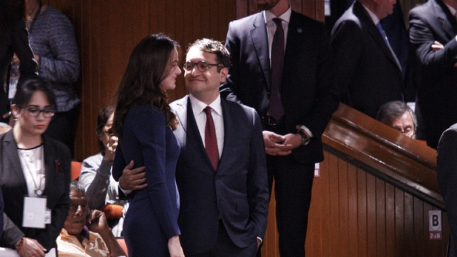 Hijo de AMLO llegó a toma de posesión con ex miss Venezuela