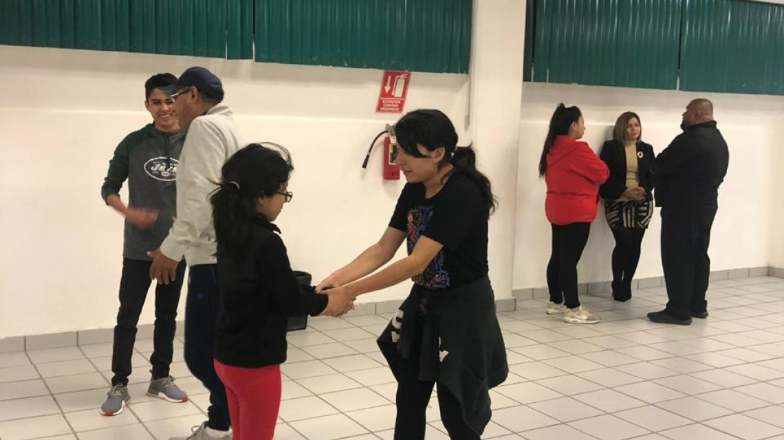 Imparten taller de defensa personal a mujeres
