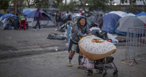 Reubican a migrantes en nuevo albergue en Tijuana