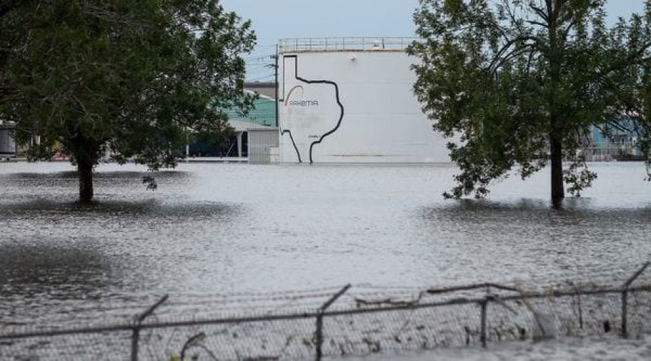Dos explosiones se registran en planta química de Houston