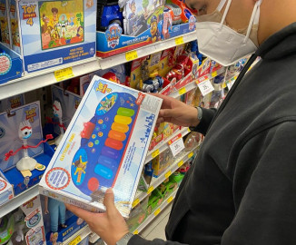 Ropa, juguetes y aparatos electrónicos es lo que más regalan los neolaredenses