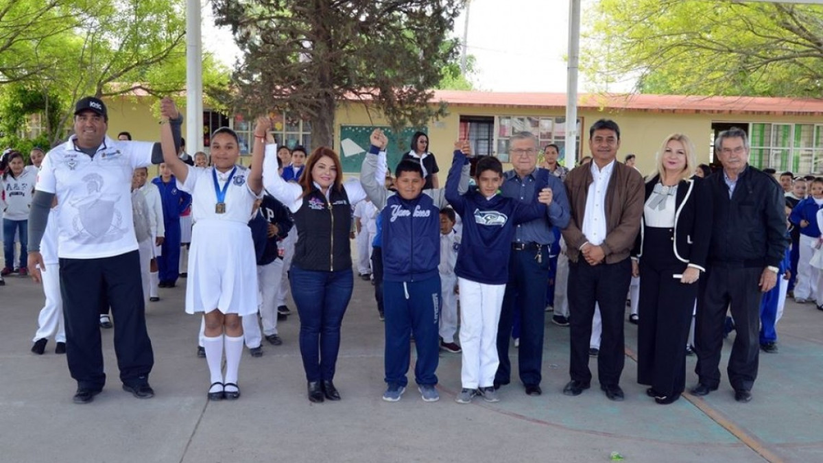 Reconoce alcaldesa gran desempeño de alumnos deportistas 